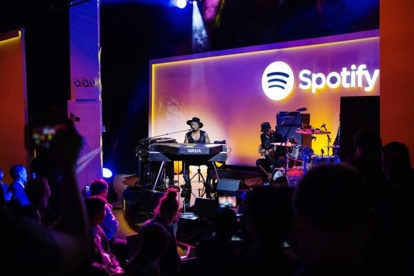 D'Angelo spelar på Spotifys medieevent i New York.